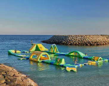 Плавучий аквапарк Fujairah Beach Resort